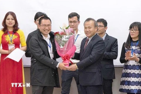 Đại sứ Việt Nam tại Nhật Bản Vũ Hồng Nam tặng hoa cho Chủ tịch Hội người Việt Nam tại tỉnh Aichi. (Ảnh: Thành Hữu/TTXVN)