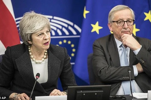 Thủ tướng Anh Theresa May và Chủ tịch Ủy ban châu Âu (EC) Jean-Claude Juncker. (Nguồn: AP)