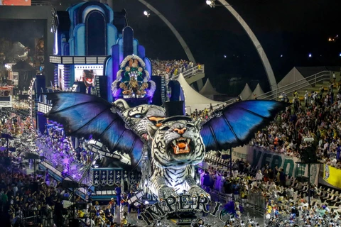 Những mô hình khổng lồ tham gia diễu hành tại lễ hội Carnival Rio de Janeiro ngày 1/3/2019. (Ảnh: AFP/TTXVN)