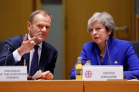 Chủ tịch Liên minh châu Âu (EU) Donald Tusk và Thủ tướng Anh Theresa May. (Nguồn: Reuters)