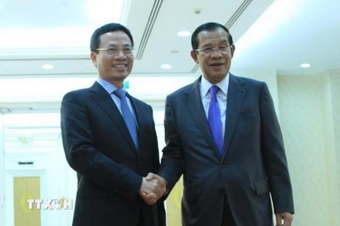 Thủ tướng Campuchia Samdech Hun Sen tiếp Bộ trưởng Bộ Thông tin và Truyền thông Nguyễn Mạnh Hùng. (Ảnh: Nhóm phóng viên TTXVN tại Campuchia)