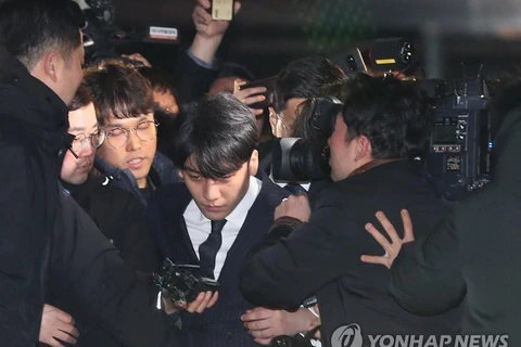 Seung-ri giữa vòng vây phóng viên. (Nguồn: Yonhap)
