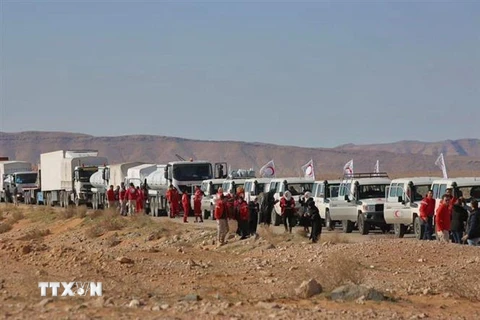 Đoàn xe của Hội Trăng lưỡi liềm đỏ tới trại tị nạn Rukban dành cho người Syria ở khu vực biên giới với Jordan ngày 6/3/2019. (Ảnh: AFP/TTXVN)