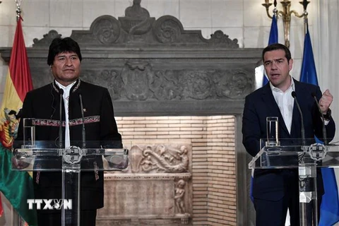 Thủ tướng Hy Lạp Alexis Tsipras (phải) và Tổng thống Bolivia Evo Morales (trái) tại cuộc họp báo sau cuộc gặp ở Athens, Hy Lạp ngày 15/3. (Ảnh: AFP/TTXVN)