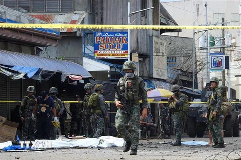 Binh sỹ Philippines điều tra tại hiện trường vụ đánh bom ở Jolo trên đảo Mindanao, miền nam Philippines ngày 27/1. (Ảnh: AFP/TTXVN)