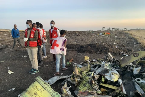 Lực lượng cứu hộ thu thập mảnh vỡ tại hiện trường vụ rơi máy bay Boeing 737 MAX 8 của Hãng hàng không Ethiopian Airlines gần thủ đô Addis Ababa, Ethiopia ngày 10/3/2019. (Ảnh: AFP/TTXVN)