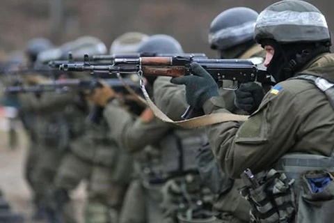 Binh sỹ lực lượng Vệ binh Quốc gia Ukraine trong một cuộc huấn luyện chiến đấu do NATO hỗ trợ. (Nguồn: Sputnik)