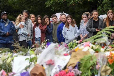 Người dân tưởng niệm các nạn nhân thiệt mạng trong vụ xả súng tại Christchurch, New Zealand, ngày 17/3/2019. (Ảnh: THX/TTXVN)