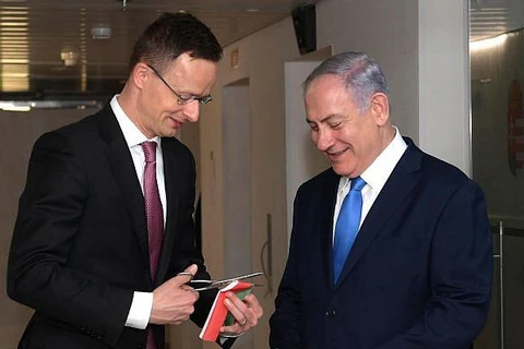 Ngoại trưởng Hungary Péter Szijjártó và Thủ tướng Israel Benjamin Netanyahu. (Nguồn: timesofisrael.com)