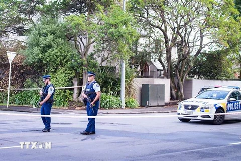 Cảnh sát gác tại hiện trường vụ xả súng ở Christchurch, New Zealand, ngày 16/3/2019. (Ảnh: THX/TTXVN)