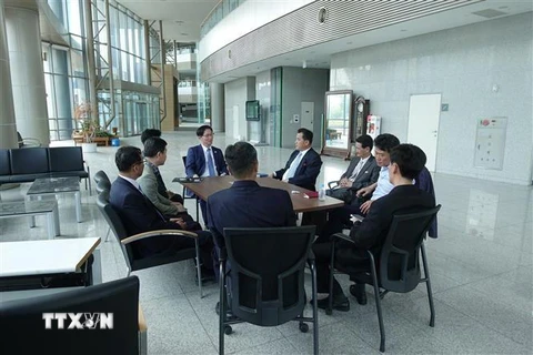 Các quan chức Hàn Quốc và Triều Tiên tại buổi thảo luận về việc mở văn phòng liên lạc liên Triều tại thị trấn biên giới Kaesong thuộc Triều Tiên ngày 8/6/2018. (Ảnh: Yonhap/TTXVN)