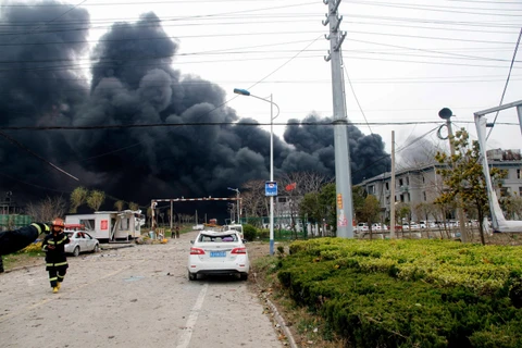 Khói bốc ngùn ngụt tại hiện trường vụ nổ nhà máy hóa chất ở thành phố Diêm Thành, tỉnh Giang Tô, Trung Quốc ngày 21/3/2019. (Ảnh: AFP/TTXVN)