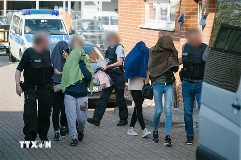 Cảnh sát trong chiến dịch truy quét các bang nhóm tội phạm tại Hanover, Đức. (Ảnh: AFP/TTXVN)