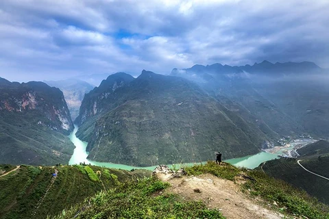 Toàn cảnh hẻm vực Tu Sản và dòng sông Nho Quế khi nhìn từ đèo Mã Pí Lèng.