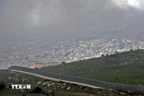 Hàng rào ngăn cách khu vực Cao nguyên Golan do Israel chiếm đóng, gần thị trấn Majdal Shams, với Syria, ngày 25/3/2019. (Ảnh: AFP/TTXVN)