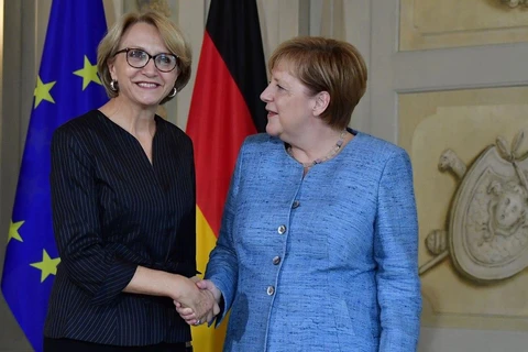 Thủ tướng Đức Angela Merkel (phải) và Đại sứ Pháp tại Berlin Anne-Marie Descotes. (Nguồn: AFP)