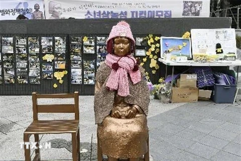 Bức tượng biểu tượng cho "phụ nữ mua vui" được đặt trước Đại sứ quán Nhật Bản ở thủ đô Seoul, Hàn Quốc. (Ảnh: Kyodo/TTXVN)