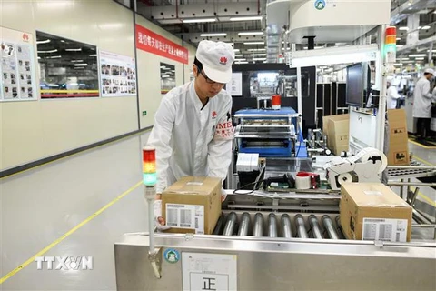 Công nhân làm việc bên trong một cơ sở sản xuất của Huawei tại tỉnh Quảng Đông, Trung Quốc, ngày 6/3/2019. (Ảnh: AFP/TTXVN)