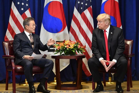 Tổng thống Hàn Quốc Moon Jae-in và người đồng cấp Mỹ Donald Trump. (Nguồn: AFP)