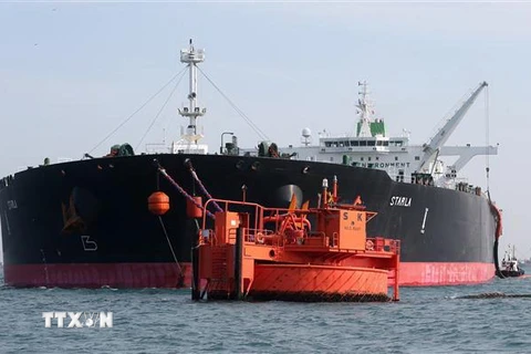 Tàu chở dầu Starla của Iran kết nối với một kho chứa dầu của Công ty năng lượng Hàn Quốc SK ở ngoài khơi Ulasan, vùng biển đông nam Hàn Quốc. (Ảnh: EPA/TTXVN)
