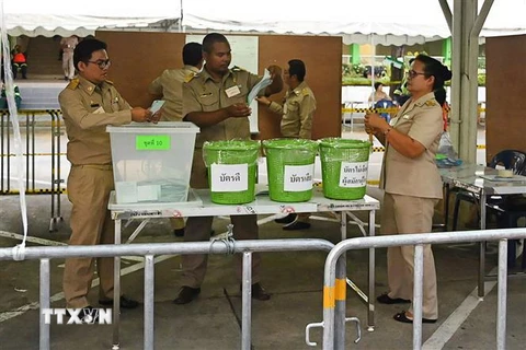 Nhân viên an ninh và nhân viên bầu cử Thái Lan kiểm kết quả bỏ phiếu tại một điểm bầu cử ở Narathiwat ngày 24/3/2019. (Ảnh: AFP/TTXVN)