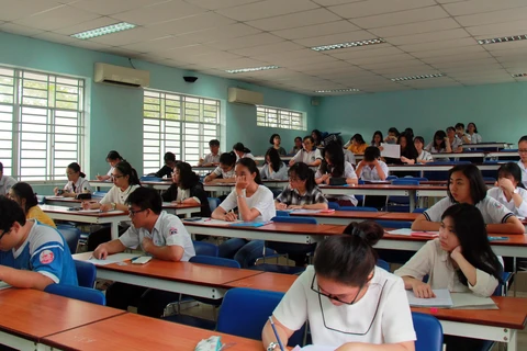 Thí sinh chuẩn bị thi đánh giá năng lực tại điểm thi Đại học Bách khoa, Đại học học Quốc gia Thành phố Hồ Chí Minh (Quận 10). (Ảnh: Thu Hoài/TTXVN)