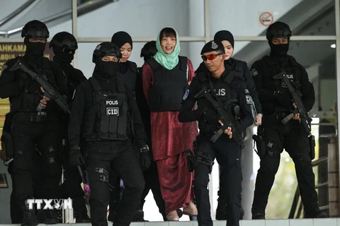 Cảnh sát áp giải Đoàn Thị Hương (giữa) rời Tòa thượng thẩm Shah Alam ở ngoại ô Kuala Lumpur, Malaysia sau phiên xét xử, ngày 1/4/2019. (Ảnh: AFP/TTXVN)
