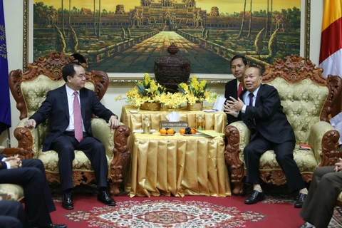 Bộ trưởng Bộ Lễ nghi và Tôn giáo Campuchia Him Chhem tiếp đoàn. (Ảnh: Phóng viên TTXVN tại Campuchia)