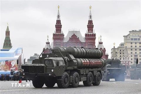 Hệ thống phòng thủ tên lửa tầm trung S-400 Triumph của Nga. (Ảnh: AFP/TTXVN)