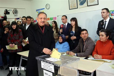 Ứng viên tranh cử Thị trưởng Ankara của đảng Công lý và Phát triển (AKP) cầm quyền Mehmet Ozhaseki (giữa) bỏ phiếu tại điểm bầu cử địa phương ở Ankara, ngày 31/3/2019. (Ảnh: THX/TTXVN)