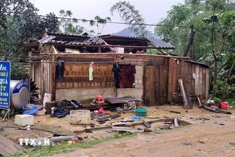 Hộ dân tại xã Thiện Thuật (Bình Gia, Lạng Sơn) bị giông lốc làm tốc mái. (Ảnh: Quang Duy/TTXVN)