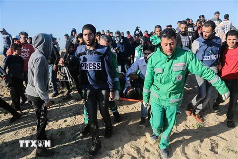 Nhân viên y tế chuyển người biểu tình Palestine bị thương tại Dải Gaza, ngày 19/3/2019. (Ảnh: THX/TTXVN)