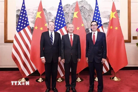 Đại diện Thương mại Mỹ Robert Lighthizer, Phó Thủ tướng Trung Quốc Lưu Hạc và Bộ trưởng Tài chính Mỹ Steven Mnuchin tại vòng đàm phán thương mại mới ở Bắc Kinh (Trung Quốc) ngày 29/3/2019. (Ảnh: THX/TTXVN)