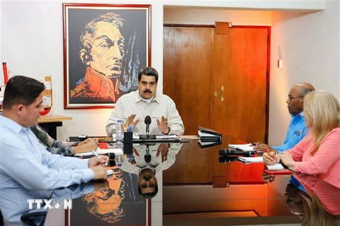 Tổng thống Venezuela Nicolas Maduro (giữa) tại cuộc họp nội các ở Caracas, Venezuela ngày 1/4. (Ảnh: AFP/TTXVN)