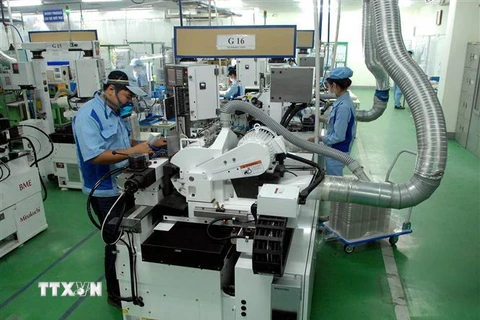 Dây chuyền sản xuất linh kiện cho các sản phẩm điện tử tại Công ty Trách nhiệm hữu hạn INOAC Viet Nam (vốn đầu tư của Nhật Bản), tại Khu công nghiệp Quang Minh (Hà Nội). (Ảnh minh họa. Danh Lam/TTXVN)