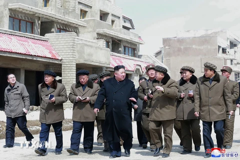 Nhà lãnh đạo Triều Tiên Kim Jong-un (giữa) thăm huyện Samjiyon, tỉnh Ryanggang ngày 4/4/2019. (Ảnh: AFP/TTXVN)