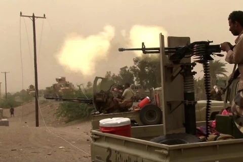 Lực lượng ủng hộ chính phủ Yemen giao tranh với phiến quân Houthi tại khu vực ngoại ô Hodeidah. (Ảnh: AFP/TTXVN)
