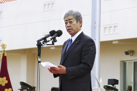 Bộ trưởng Quốc phòng Takeshi Iwaya trong chuyến thăm đảo Miyako. (Nguồn: Kyodo)