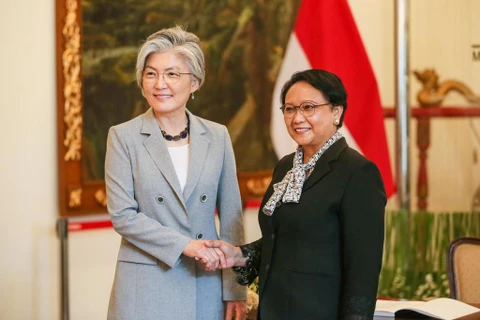 Ngoại trưởng Hàn Quốc Kang Kyung-wha (trái) và người đồng cấp Indonesia Retno Marsudi. (Nguồn: Yonhap)