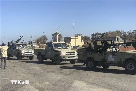 Lực lượng trung thành với Chính phủ được Liên hợp quốc bảo trợ được điều động tới Tajura, ngoại ô thủ đô Tripoli ngày 6/4/2019. (Ảnh: AFP/TTXVN)