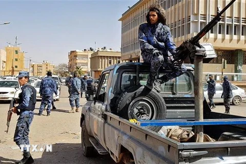 Các lực lượng trung thành với Tướng Khalifa Haftar làm nhiệm vụ tại khu vực Sebha, miền nam Libya, ngày 6/2/2019. (Ảnh: AFP/TTXVN)