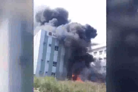 [Video] Kho phế liệu cháy dữ dội khiến nhiều người hoảng loạn