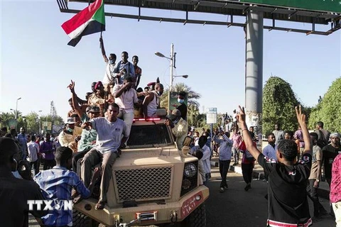 Người biểu tình tập trung tại Khartoum, Sudan, ngày 7/4/2019. (Ảnh: AFP/TTXVN)