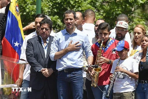 Thủ lĩnh đối lập Venezuela Juan Guaido (giữa) trong cuộc biểu tình phản đối Chính phủ tại Caracas ngày 6/4/2019. (Ảnh: AFP/TTXVN)