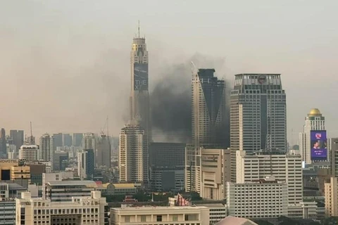 [Video] Toàn cảnh vụ cháy trung tâm thương mại Central World ở Bangkok
