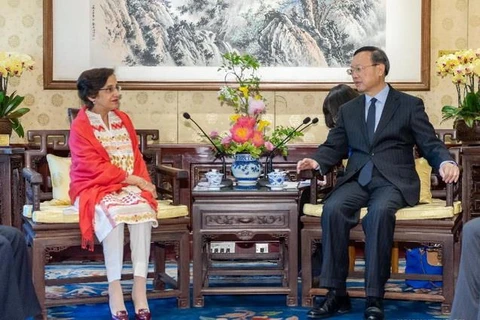 Chủ nhiệm văn phòng Ủy ban công tác đối ngoại Trung ương Đảng Cộng sản Trung Quốc Dương Khiết Trì tiếp Bí thư Đối ngoại Pakistan Tahmina Janjua. (Nguồn: Xinhua)