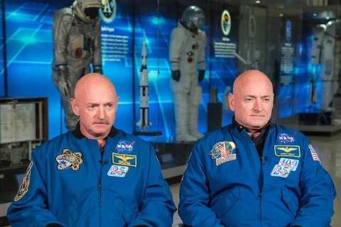 Hai anh em sinh đôi Scott Kelly và Mark Kelly. (Nguồn: NASA)