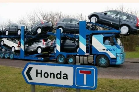 Một phương tiện vận chuyển chở đầy xe Honda rời khỏi nhà máy của nhà sản xuất ôtô ở Swindon của Anh. (Nguồn: AFP)