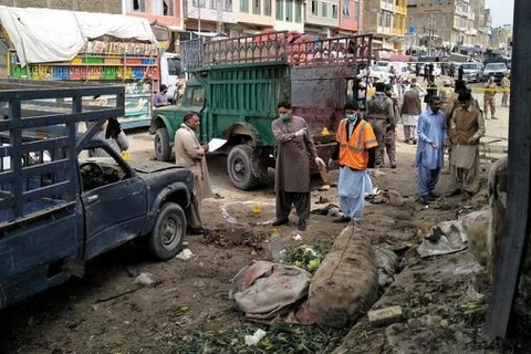 Các thành viên của đơn vị xử lý bom tại chợ rau ở Quetta, Pakistan sau vụ nổ ngày 12/4. (Nguồn: Reuters)