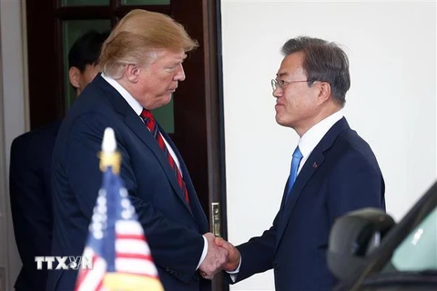 Tổng thống Mỹ Donald Trump (trái, phía trước) và người đồng cấp Hàn Quốc Moon Jae-in tại lễ đón ở Washington DC., ngày 11/4/2019. (Ảnh: THX/TTXVN)